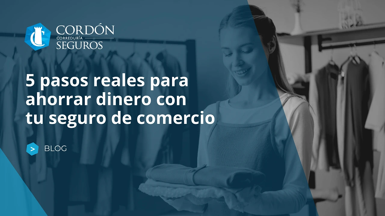 <h2>¿Pagas de más en tu seguro de comercio sin saberlo? </h2> <p>Hay algo que casi nadie te dice cuando contratas un seguro para tu negocio: que la mayoría de los empresarios pagan por coberturas que no necesitan, y al mismo tiempo, dejan sin cubrir los riesgos que realmente podrían hundirles. No es culpa tuya. Es que nadie se ha sentado contigo a explicártelo de verdad.</p> <h2>Qué es exactamente un seguro para comercios y qué debería cubrir el tuyo</h2> <p><a href="https://cordonseguros.es/seguro-de-comercio/">Un seguro de comercio es una póliza diseñada para proteger tu negocio</a> frente a los imprevistos que pueden interrumpir tu actividad, dañar tus instalaciones o generarte una responsabilidad frente a terceros. Pero ojo, no todos los seguros de comercio son iguales. Ni de lejos.</p> <p><strong>Piénsalo así:</strong> tu negocio tiene una sede física, un contenido dentro de esa sede, personas que trabajan en él, y una responsabilidad frente a clientes, proveedores y cualquiera que pise tu local.</p> <p>Un buen seguro de comercio debería contemplar todo eso. El problema es que muchas pólizas se contratan deprisa, sin revisar, y acaban siendo un traje que no te queda bien. Ni te protege del todo, ni te sale a cuenta.</p> <h3>Las coberturas habituales de un seguro de comercio incluyen:</h3> <ul> <li><strong>Continente:</strong> el edificio o local donde desarrollas tu actividad.</li> <li><strong>Contenido:</strong> mobiliario, maquinaria, mercancías, equipos informáticos.</li> <li><strong>Responsabilidad civil:</strong> daños que puedas causar a terceros por el ejercicio de tu actividad.</li> <li><strong>Pérdida de beneficios:</strong> lo que dejas de ganar si un siniestro paraliza tu negocio.</li> <li><strong>Robo y expoliación:</strong> sustracción de bienes dentro o fuera del local.</li> <li><strong>Daños por agua, incendio o fenómenos atmosféricos.</strong></li> <li><strong>Avería de maquinaria:</strong> especialmente relevante en negocios con equipos de producción o refrigeración.</li> <li><strong>Defensa jurídica:</strong> para litigios relacionados con tu actividad.</li> </ul> <p>Cada una de estas coberturas tiene un precio. Y si tienes coberturas que no necesitas, estás pagando de más. Si te faltan las que sí necesitas, estás expuesto sin saberlo.</p> <h2>Por qué muchos negocios pagan de más sin obtener mejor protección</h2> <p>Aquí está el nudo del asunto. Y es más común de lo que imaginas.</p> <p>Cuando un negocio contrata su seguro directamente con una aseguradora, sin asesoramiento independiente, suele ocurrir una de estas dos cosas: o bien se contrata una póliza estándar que no se ajusta a la realidad del negocio, o bien se van añadiendo coberturas año tras año sin revisar si siguen siendo necesarias.</p> <p>El resultado es una póliza inflada, con duplicidades, con capitales mal asignados y con un precio que no refleja el riesgo real de tu empresa.</p> <h3>Señales de que tu seguro puede estar sobredimensionado o mal ajustado:</h3> <ul> <li>Llevas más de dos años sin revisar tu póliza</li> <li>No sabes exactamente qué cubre y qué no cubre tu seguro</li> <li>El capital asegurado del continente no coincide con el valor real de tu local</li> <li>Tienes coberturas para riesgos que ya no existen en tu negocio</li> <li>Nunca has hecho una comparativa con otras aseguradoras</li> </ul> <p>Si te has reconocido en alguno de estos puntos, sigue leyendo.</p> <h2>Los 5 pasos para optimizar tu seguro multirriesgo para comercios sin perder protección</h2> <h3>Paso 1: Audita lo que tienes antes de cambiar nada</h3> <p>Antes de tocar nada, necesitas saber exactamente qué tienes contratado. Suena obvio, pero la mayoría de los empresarios no han leído su póliza completa nunca. O la leyeron una vez, hace años, y desde entonces el negocio ha cambiado.</p> <p><strong>Siéntate con tu póliza actual y responde estas preguntas:</strong></p> <ul> <li>¿Cuál es el capital asegurado del continente? ¿Coincide con el valor real de reconstrucción de tu local?</li> <li>¿Cuál es el capital del contenido? ¿Refleja el valor actual de tu maquinaria, mobiliario y mercancías?</li> <li>¿Tienes cobertura de pérdida de beneficios? ¿Por cuántos meses?</li> <li>¿Qué exclusiones tiene tu póliza?</li> <li>¿Cuándo fue la última vez que actualizaste los capitales?</li> </ul> <p>Este ejercicio, por sí solo, puede revelarte que estás pagando por un local que ya no existe tal como lo aseguraste, o que tienes un capital de contenido que no cubre ni la mitad de lo que tienes dentro.</p> <h3>Paso 2: Ajusta los capitales a la realidad actual de tu negocio</h3> <p>El infraseguro es uno de los problemas más frecuentes y más silenciosos del sector. Ocurre <a href="/precio-vs-cobertura-la-trampa-del-seguro-barato/">cuando el capital asegurado es inferior al valor real del bien asegurado</a>. Y cuando ocurre un siniestro, la aseguradora aplica la regla proporcional: si tienes asegurado el 50% del valor real, solo te indemnizarán el 50% del daño.</p> <p>Imagina que tienes un local valorado en 300.000 euros pero lo tienes asegurado por 150.000. Si hay un incendio que causa 80.000 euros de daños, la aseguradora solo te pagará 40.000. El resto, lo pones tú.</p> <p><strong>Para evitar el infraseguro:</strong></p> <ul> <li>Actualiza el valor del continente con un tasador o con los índices de construcción actualizados.</li> <li>Revisa el inventario de contenido al menos una vez al año.</li> <li>Ten en cuenta las mejoras o reformas que hayas hecho en el local.</li> <li>Considera el valor de reposición, no el valor contable, para la maquinaria.</li> </ul> <p><strong>Y al contrario: </strong>si tienes un capital sobredimensionado, estás pagando una prima más alta de lo necesario sin obtener mayor protección real. El sobreseguro tampoco te beneficia, porque la aseguradora nunca te indemnizará por encima del valor real del bien.</p> <h3>Paso 3: Elimina coberturas que no corresponden a tu actividad real</h3> <p>Cada cobertura tiene un coste. Y hay coberturas que se contratan por inercia, porque "venían en el paquete", sin que nadie se haya preguntado si realmente aplican a tu negocio.</p> <p>Un ejemplo muy habitual: negocios que tienen cobertura de avería de maquinaria de producción cuando en realidad no tienen maquinaria de ese tipo. O comercios que pagan por cobertura de robo con forzamiento cuando su local está en una zona de muy bajo riesgo y tienen medidas de seguridad que reducen considerablemente ese riesgo.</p> <p><strong>Coberturas que conviene revisar según el tipo de negocio:</strong></p> <table> <thead> <tr> <th>Tipo de negocio</th> <th>Coberturas prioritarias</th> <th>Coberturas que pueden no ser necesarias</th> </tr> </thead> <tbody> <tr> <td>Tienda de ropa</td> <td>Contenido, robo, RC, pérdida de beneficios</td> <td>Avería de maquinaria industrial</td> </tr> <tr> <td>Restaurante</td> <td>Avería de equipos de frío, RC, incendio, pérdida de beneficios</td> <td>Cobertura de flotas de vehículos</td> </tr> <tr> <td>Oficina profesional</td> <td>RC profesional, equipos electrónicos, defensa jurídica</td> <td>Robo de mercancías (si no hay stock)</td> </tr> <tr> <td>Taller mecánico</td> <td>RC explotación, RC patronal, avería de maquinaria</td> <td>Pérdida de beneficios por bajo margen</td> </tr> <tr> <td>Farmacia</td> <td>Avería de equipos de frío, robo, RC, pérdida de beneficios</td> <td>Cobertura de obras y reformas permanente</td> </tr> </tbody> </table> <p>Revisar esto con criterio puede suponer un ahorro real en la prima anual sin reducir la protección que realmente necesitas.</p> <h3>Paso 4: Compara, pero compara bien para obtener las mejores ventajas del seguro</h3> <p>Comparar seguros no es solo mirar el precio. Es comparar coberturas equivalentes, franquicias, límites de indemnización y condiciones de pago de siniestros.</p> <p>Una póliza más barata puede serlo porque tiene una <a href="/debo-elegir-una-franquicia-alta-o-baja-para-mi-seguro/">franquicia más alta</a>, porque excluye ciertos tipos de daños, o porque el límite de responsabilidad civil es insuficiente para tu actividad. Pagar menos y estar peor cubierto no es ahorrar. Es aplazar un problema.</p> <p><strong>Qué comparar realmente cuando pides presupuestos:</strong></p> <ul> <li>Capital asegurado del continente y contenido</li> <li>Límite de responsabilidad civil (mínimo recomendable según actividad)</li> <li>Franquicias aplicables por tipo de siniestro</li> <li>Cobertura de pérdida de beneficios: período de indemnización y límite</li> <li>Exclusiones específicas de la póliza</li> <li>Condiciones de actualización de capitales</li> <li>Servicio de asistencia 24 horas</li> </ul> <p><a href="https://cordonseguros.es/">Trabajar con una correduría de seguros independiente</a> te permite acceder a esta comparativa de forma objetiva, sin que ninguna aseguradora tenga interés en venderte su producto por encima del que mejor se adapta a ti.</p> <h3>Paso 5: Revisa tu póliza cada año, no solo cuando renueva</h3> <p>Este es el paso que casi nadie da. Y es el que más diferencia marca a largo plazo.</p> <p>Tu negocio cambia. Crece, se transforma, incorpora nuevos equipos, amplía su actividad, contrata personal, reforma el local. Y la póliza, si no se actualiza, se queda obsoleta. Cada año que pasa sin revisión es un año en el que la distancia entre lo que tienes asegurado y lo que realmente necesitas proteger puede crecer.</p> <p><strong>Momentos en los que es especialmente importante revisar tu seguro de comercio:</strong></p> <ul> <li>Cuando amplías o reformas el local.</li> <li>Cuando incorporas nueva maquinaria o equipos de alto valor.</li> <li>Cuando cambias de actividad o amplías tu oferta de servicios.</li> <li>Cuando contratas nuevos empleados (especialmente si implica mayor RC patronal).</li> <li>Cuando cambias de ubicación.</li> <li>Cuando tu facturación crece significativamente.</li> </ul> <p>Una <a href="/ofrecer-nuevos-servicios-exige-actualizar-tu-seguro-de-empresa/">revisión anual con un asesor especializado</a> no lleva más de una hora. Y puede ahorrarte dinero, evitarte sorpresas en un siniestro, y darte la tranquilidad de saber que tu negocio está realmente protegido.</p> <h2>Qué pasa cuando ocurre un siniestro en tu local comercial y la póliza no estaba bien ajustada</h2> <p>Hay algo que solo se entiende del todo cuando ocurre. Un siniestro. Un incendio, una inundación, un robo importante. Y en ese momento, cuando más necesitas que tu seguro funcione, descubres si lo que tenías contratado era lo que necesitabas o no.</p> <p>Los problemas más frecuentes en la <a href="/claves-para-gestionar-siniestros-empresariales-con-exito/">gestión de siniestros de seguros</a> de comercio son:</p> <ul> <li><strong>Infraseguro:</strong> la indemnización no cubre el daño real porque el capital estaba mal calculado</li> <li><strong>Exclusiones no conocidas:</strong> el siniestro no está cubierto por una cláusula que nadie explicó</li> <li><strong>Franquicias elevadas:</strong> el importe del daño queda por debajo de la franquicia y no hay indemnización</li> <li><strong>Falta de cobertura de pérdida de beneficios:</strong> el negocio para, pero el seguro no cubre los ingresos que se dejan de percibir</li> <li><strong>Documentación insuficiente:</strong> no se puede acreditar el valor de los bienes dañados</li> </ul> <p>Contar con el respaldo de una correduría de seguros en el momento del siniestro marca una diferencia enorme. No solo porque conocen la póliza en detalle, sino porque actúan como intermediarios entre tú y la aseguradora, defendiendo tus intereses y agilizando la resolución.</p> <h2>Preguntas frecuentes sobre el seguro de comercios y oficinas</h2> <h3>¿Qué diferencia hay entre el continente y el contenido? </h3> <p>El continente es la estructura física del local: paredes, suelos, techos, instalaciones fijas. El contenido es todo lo que hay dentro: mobiliario, maquinaria, mercancías, equipos. Son dos capitales distintos y ambos deben estar correctamente valorados.</p> <h3>¿Es obligatorio tener un seguro? </h3> <p>No existe una obligación legal general para todos los comercios, aunque algunos sectores o contratos de arrendamiento pueden exigirlo. Más allá de la obligación, la pregunta real es: ¿puedes permitirte no tenerlo?</p> <h3>¿Qué es la pérdida de beneficios y por qué es importante? </h3> <p>Es la cobertura que compensa los ingresos que dejas de percibir mientras tu negocio está paralizado por un siniestro. Sin ella, aunque el seguro repare los daños materiales, tendrás que hacer frente a los gastos fijos del negocio sin ingresos. Es una de las coberturas más infravaloradas y más necesarias.</p> <h3>¿Puedo cambiar de seguro en cualquier momento? </h3> <p>Sí, aunque hay que respetar los plazos de preaviso establecidos en la póliza. En España, la Ley de Contrato de Seguro establece que puedes oponerte a la renovación automática con un mes de antelación a la fecha de vencimiento.</p> <h3>¿Qué es la responsabilidad civil en un seguro de comercio? </h3> <p>Es la cobertura que responde por los daños que tu actividad pueda causar a terceros: clientes, proveedores, vecinos o cualquier persona que se vea perjudicada por el ejercicio de tu negocio. El límite de esta cobertura debe estar ajustado al volumen y tipo de actividad.</p> <h2>Tu negocio merece un seguro adecuado y que lo entienda de verdad</h2> <p>Hay una diferencia entre tener un seguro y estar asegurado. La primera es una formalidad. La segunda es una decisión.</p> <p>Un seguro bien contratado no es un gasto. Es lo que permite que, cuando algo sale mal, tu negocio pueda seguir adelante. Y un seguro mal contratado, aunque sea más barato, puede convertirse en el problema más caro que hayas tenido.</p> <p>En <strong>Cordón Seguros</strong> llevamos años ayudando a empresarios como tú a revisar, optimizar y entender sus pólizas. Sin tecnicismos innecesarios. Sin vender por vender. Con el único objetivo de que tu negocio esté bien protegido y tu prima sea justa.</p> <p>Si tienes dudas sobre tu seguro actual, si quieres saber si estás pagando de más, o si simplemente quieres que alguien con experiencia le eche un vistazo a tu póliza sin compromiso, <strong>nuestro equipo de asesores está disponible para ayudarte</strong>.</p> <p><a href="https://cordonseguros.es/contacto">Escríbenos, llámanos, o pásate a vernos.</a> A veces, una conversación de media hora puede ahorrarte mucho dinero y mucho disgusto.</p>